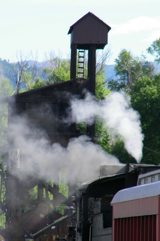 Train about to leave the station in Chama, Чама