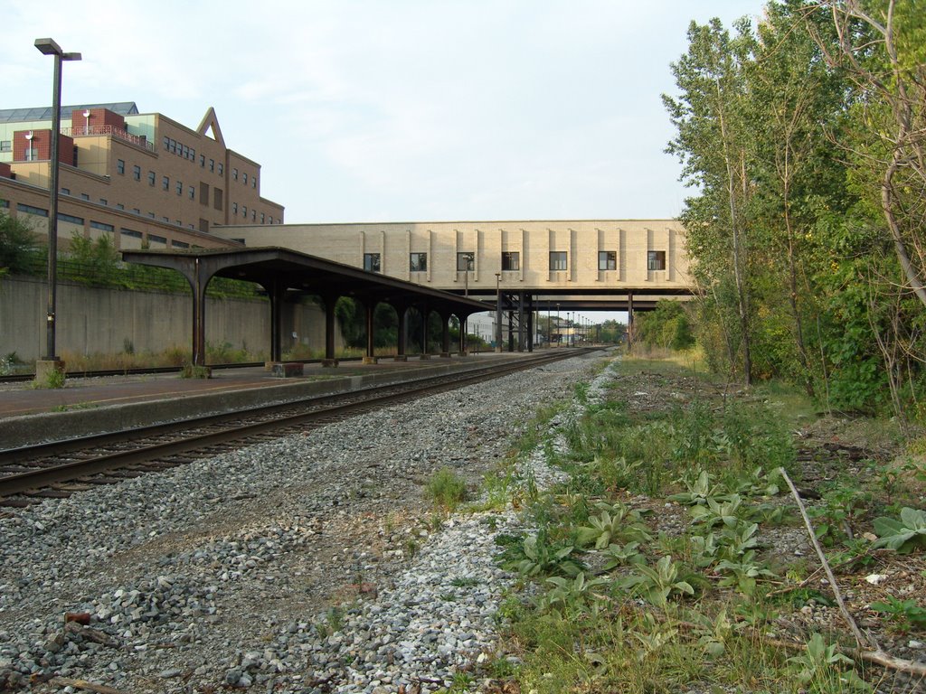 Railroad Tracks, Акрон