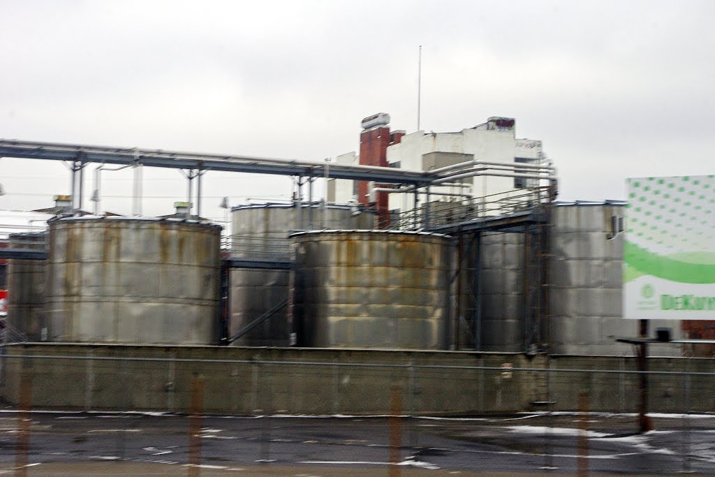 2012 12-27 I-75 southbound - bourbon tanks, Арлингтон-Хейгтс