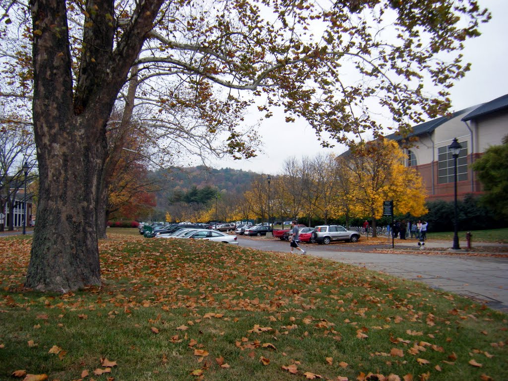 Ping Center parking lot in fall, Атенс