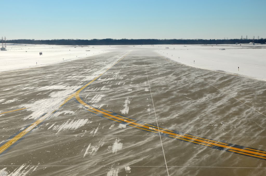 Runway at Cleveland Hopkins International Airport, Брук-Парк
