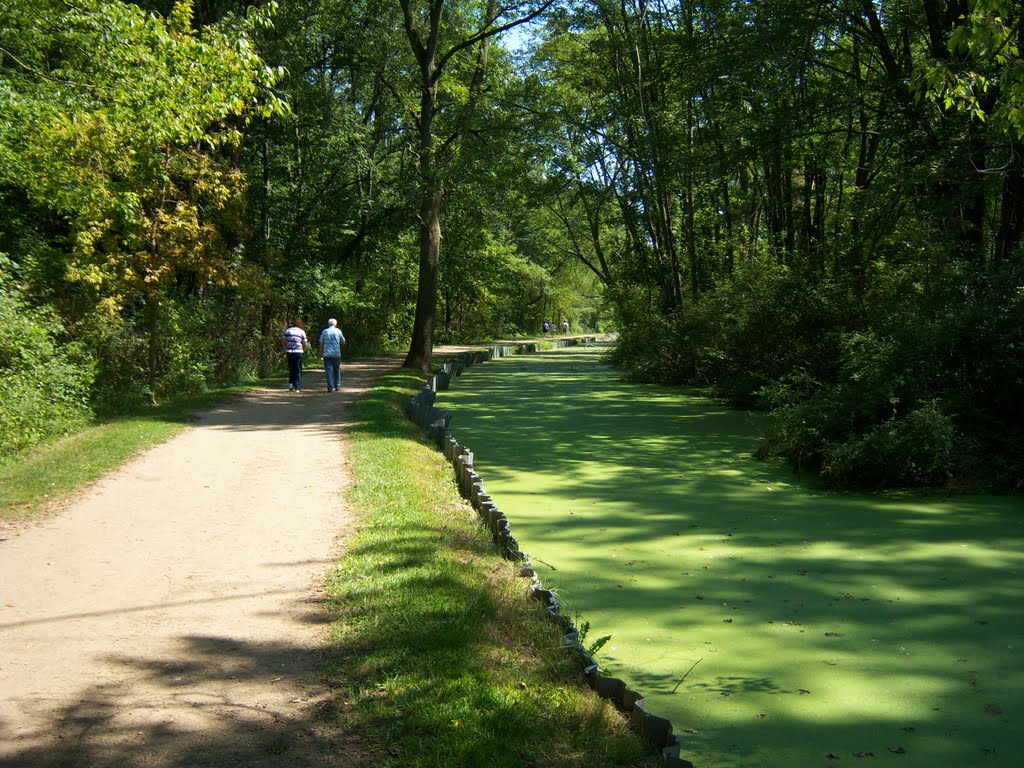 Walking along the green Ohio & Erie Canal, Гринхиллс