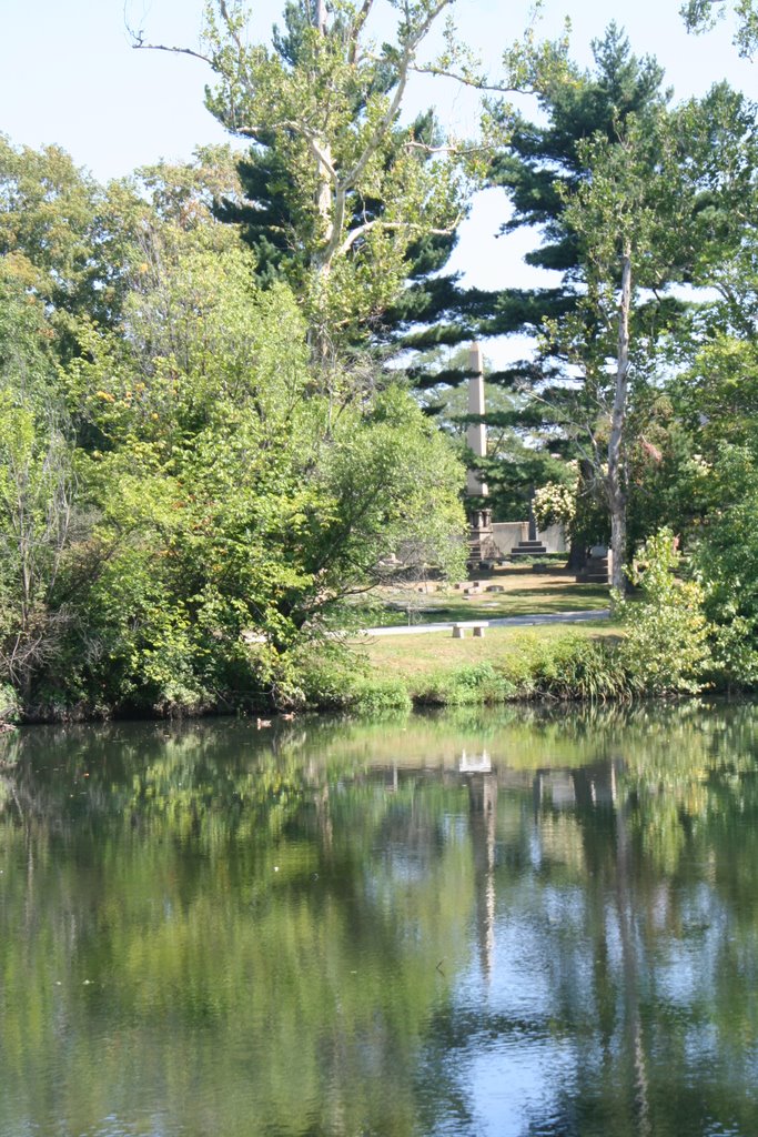 Hale monument reflected in pond, Lakeview Cemetery, Ист-Кливленд