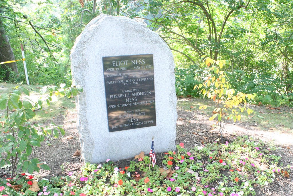Eliot Ness Memorial, Ист-Кливленд