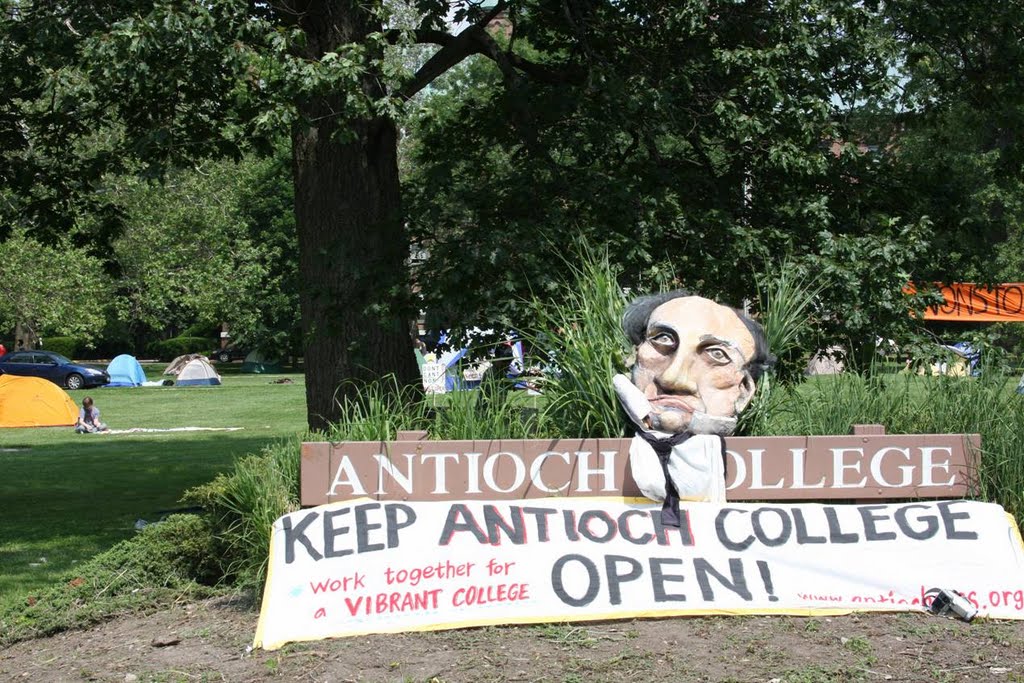Antioch: Protests against closing, Йеллоу-Спрингс
