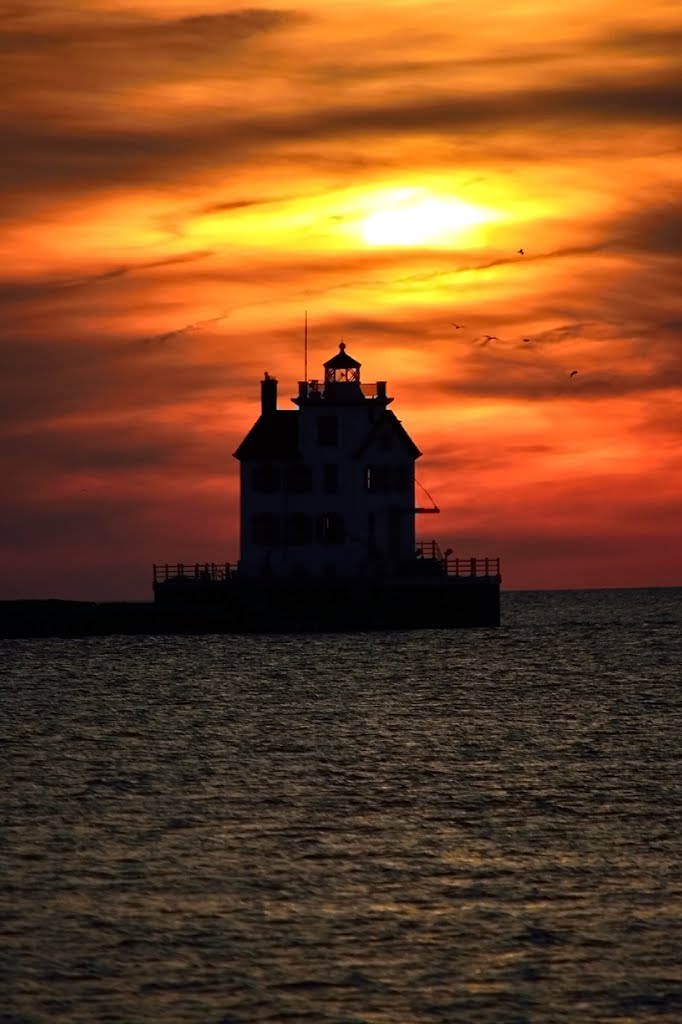 Lorain Lighthouse at sunset, Лорейн