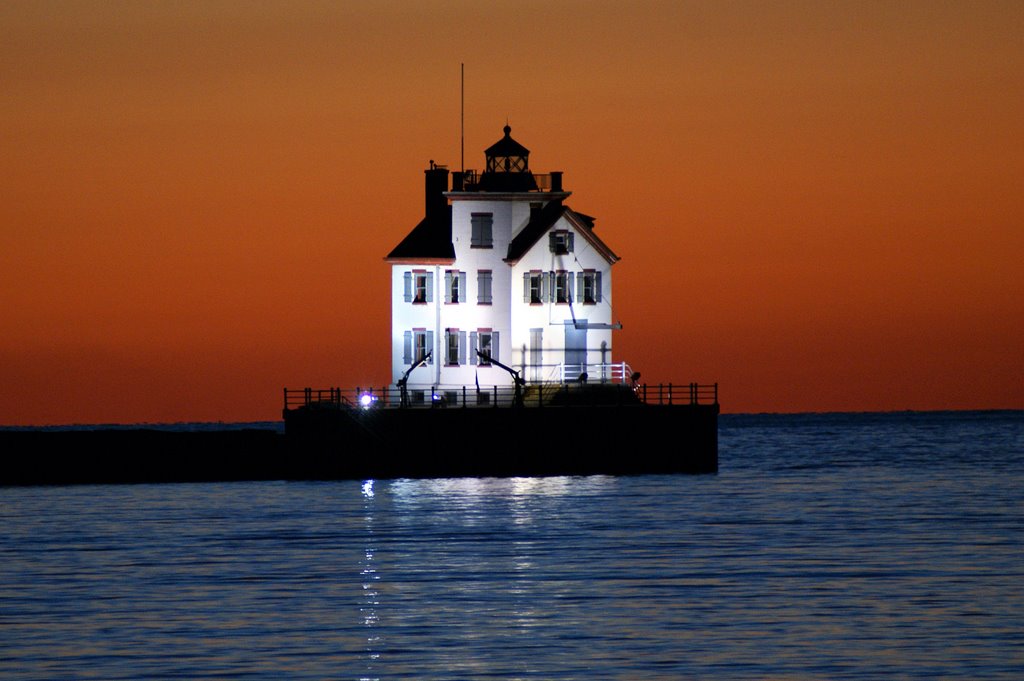 Lorain Lighthouse at Night, Лорейн