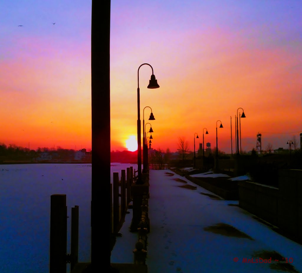 Frosty Black River Sunrise ~ Lorain Ohio, Лорейн