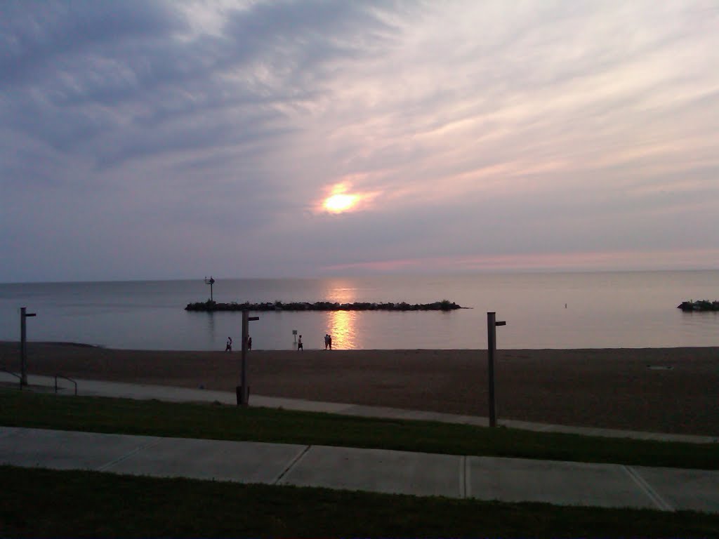 Sunset at Lakeview Beach, Лорейн