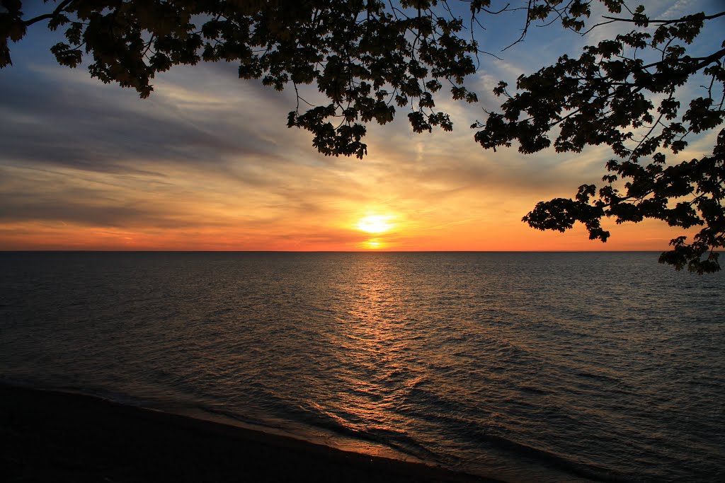 Sunset at Overlook Beach Park, Ментор-он-те-Лейк