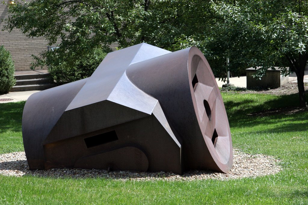 Giant Three-Way Plug by Claes Oldenburg, Оберлин