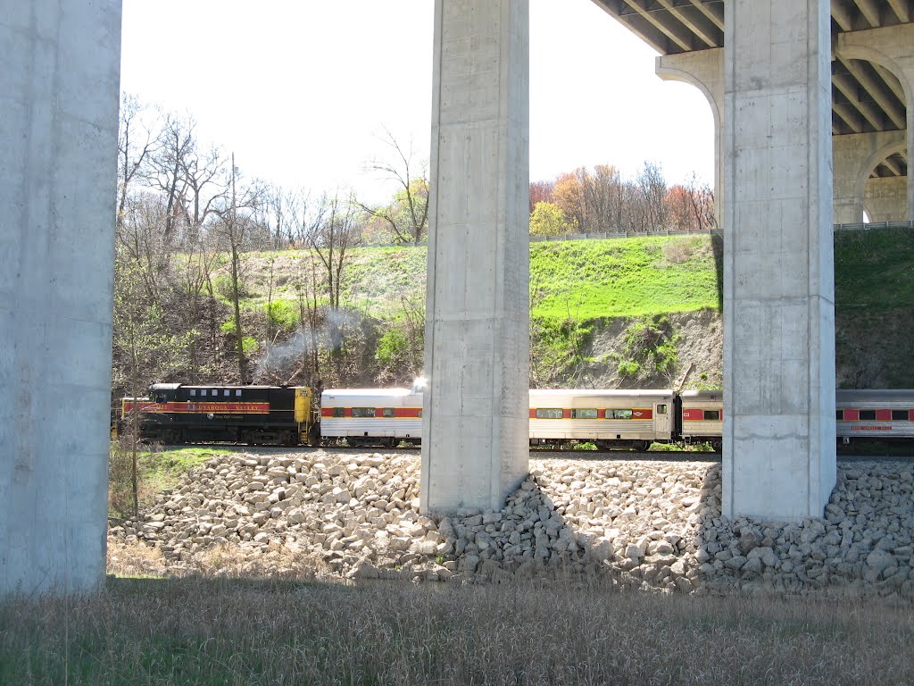 a ten-car/two-engine Cuyahoga Valley Line train slips under the Ohio Turnpike, Пенинсула