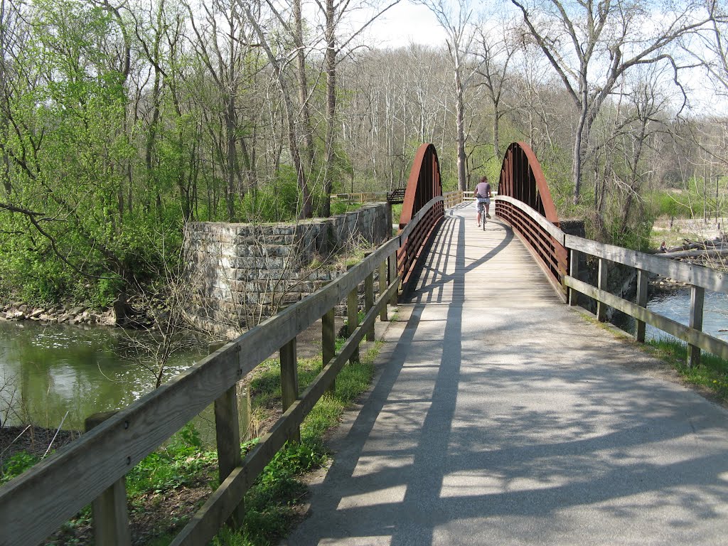 towpath trail bridge and remains of Ohio and Erie Canal aqueduct over Cuyahoga River at Peninsula, Ohio, Пенинсула