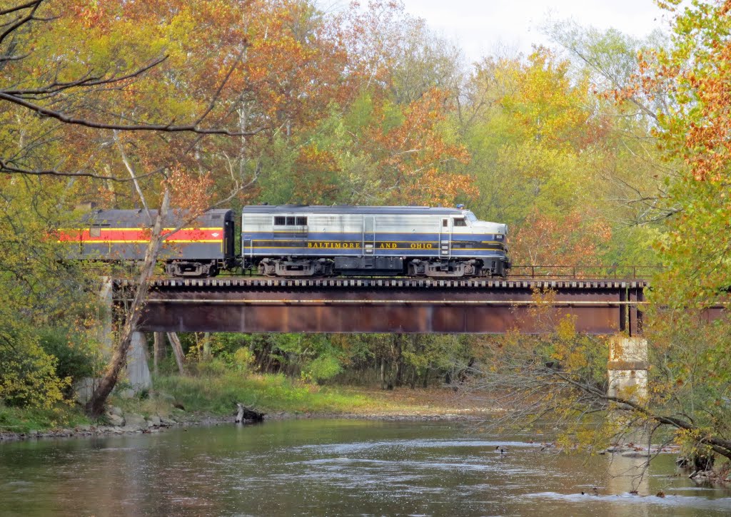Cuyahoga Valley Railroad Train between Boston Mills and Peninsula, Ohio  October 2012, Пенинсула