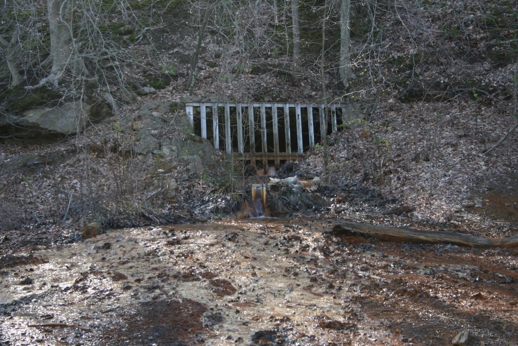 Ex coal mine - Acidic water flowing out of the mine and polluting water courses, Плайнс
