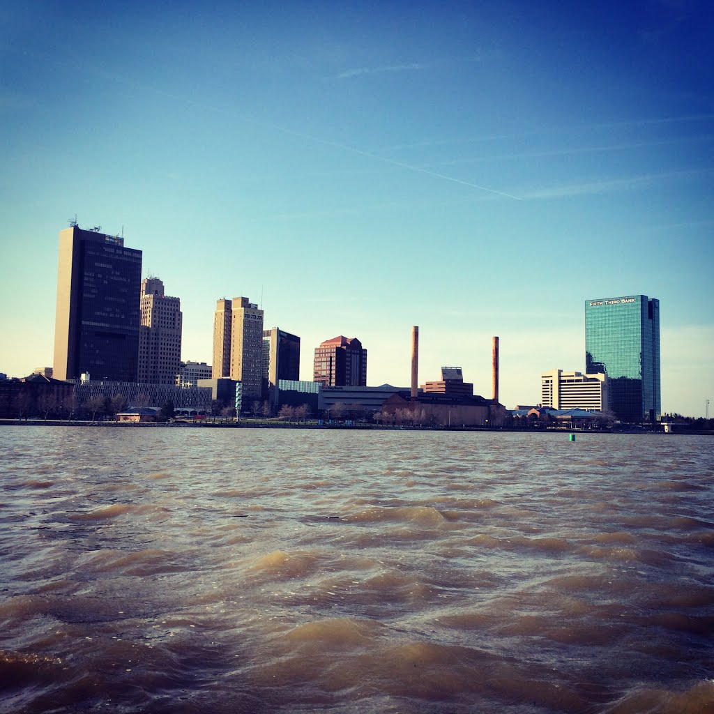 Toledo Skyline seen from a boat on the Maumee River, Толидо