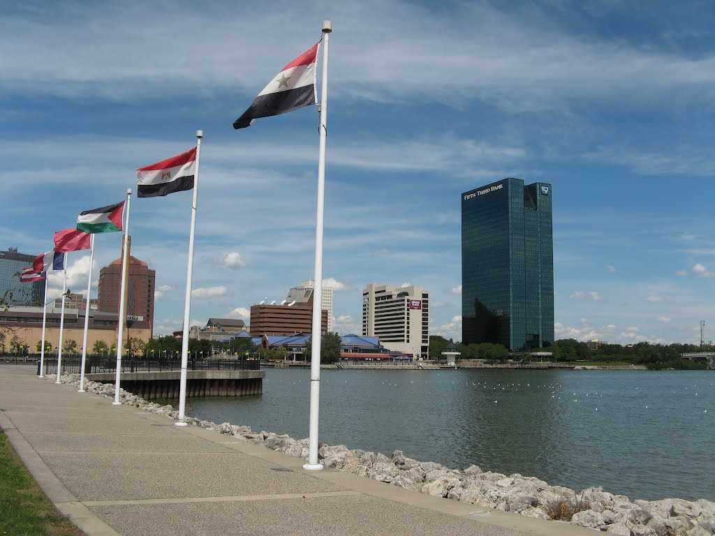 looking across the Maumee River at downtown Toledo, Толидо