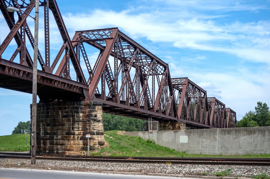 Railroad truss bridge over Railroad tracks & Sandusky River, Фремонт