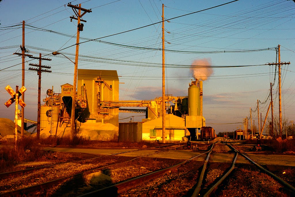 Carey, OH USA cement plant and railroad yard at sunset, Харрод