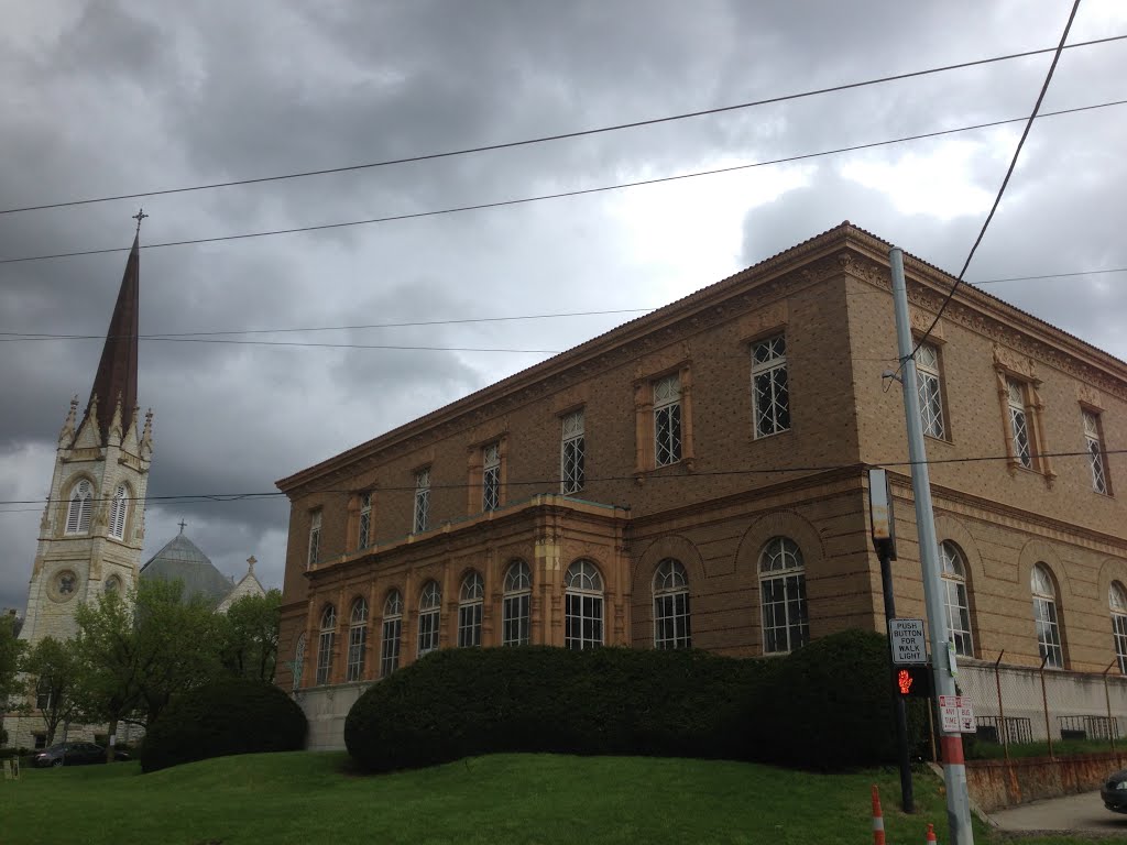 Cincinnati & Suburban Bell Telephone Building - Madcap Puppet Center, Чевиот