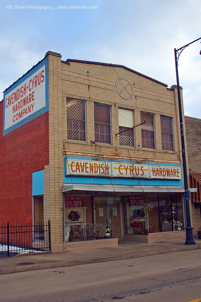 Cavendish-Cyrus Hardware, Huntington, West Virginia In Winter, Чесапик