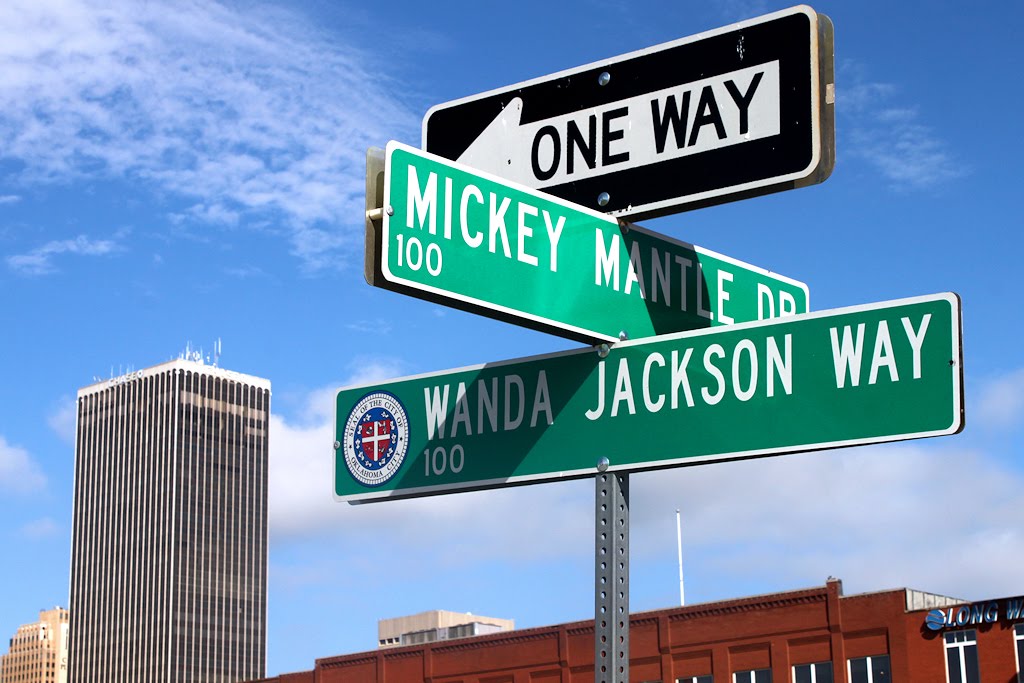 Mickey Mantle Dr. / Wanda Jackson Way, Бартлесвилл