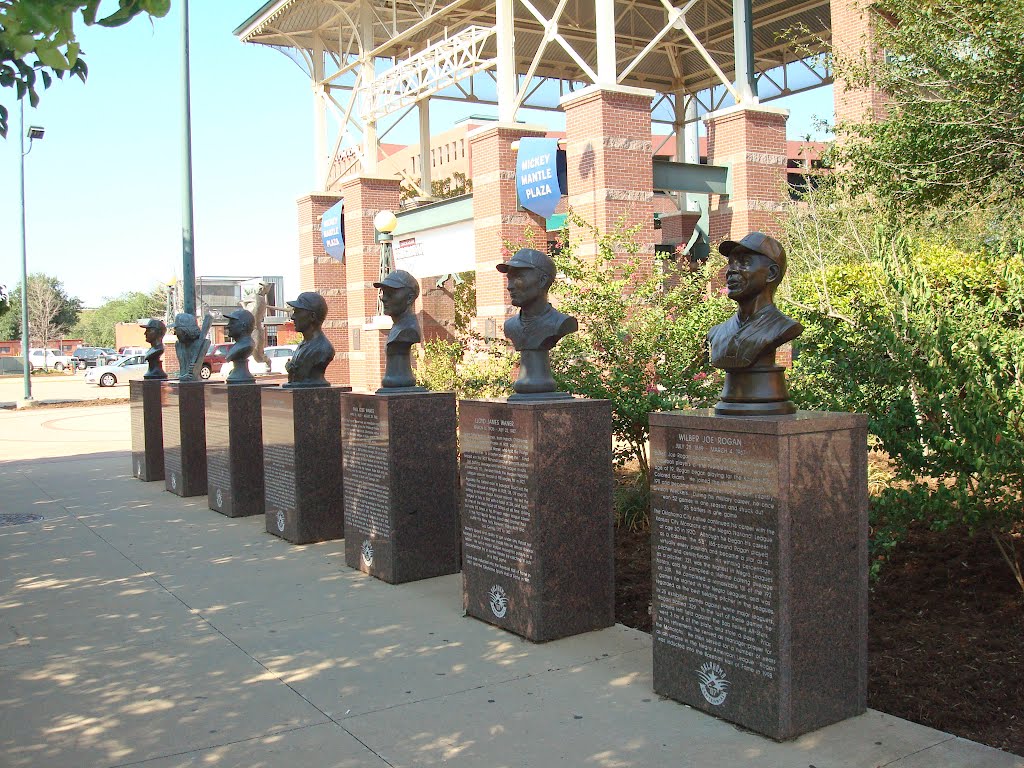 Busts at Mickey Mantle Plaza Entrance, Бартлесвилл
