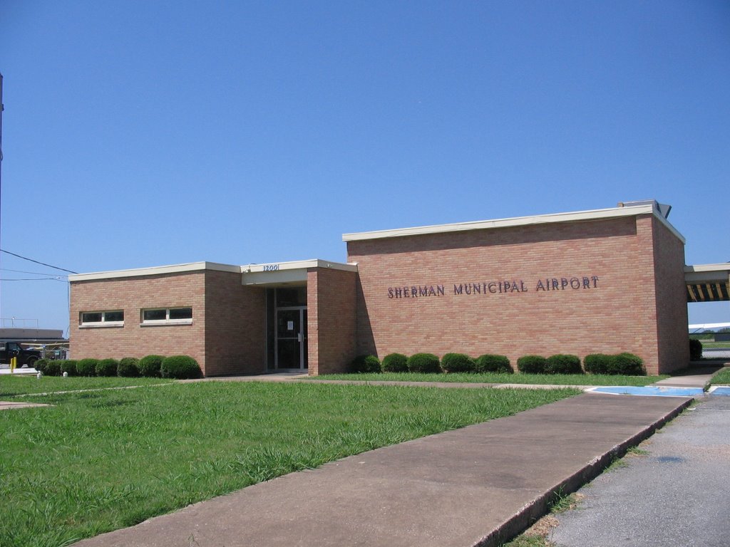 Airport Exterior, Sherman, Олбани