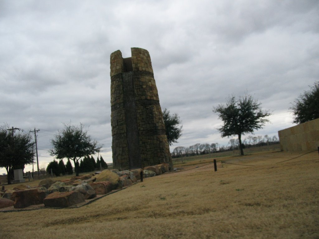 Native American tower on Plano Parkway, Олбани
