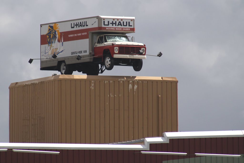 U-Haul Building (09/2010), Шавни