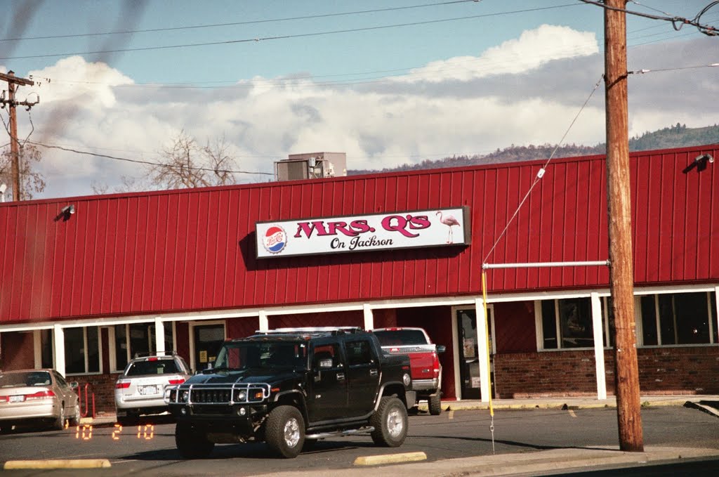 Mrs. Qs Central and Jackson Medford Oregon -- Great food in a 1950s setting, Медфорд
