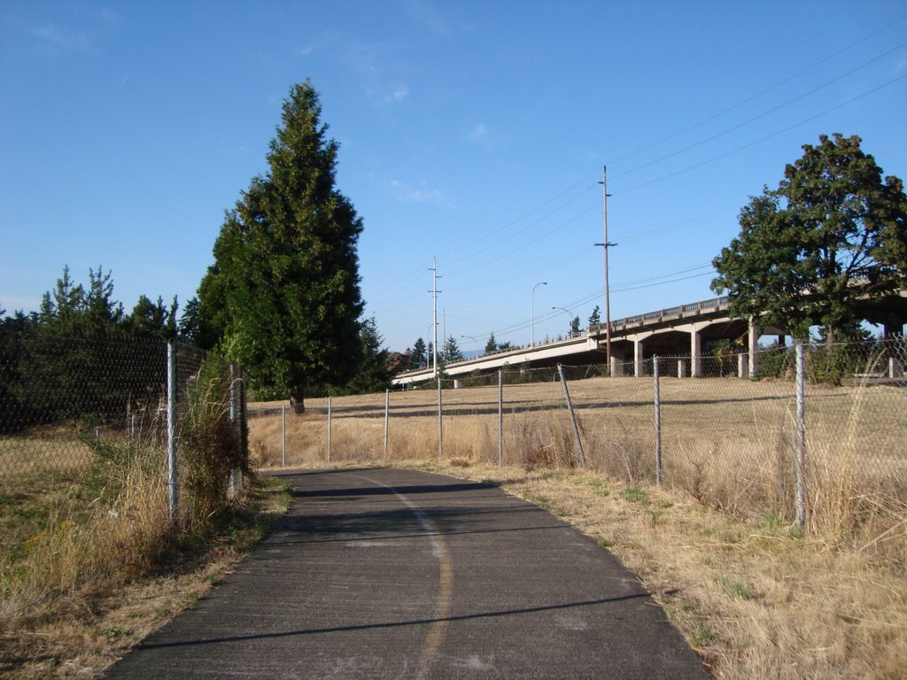 The northern end of possible Gateway Green site, looking N at the turn to the I-205 bike path bridge, Паркрос