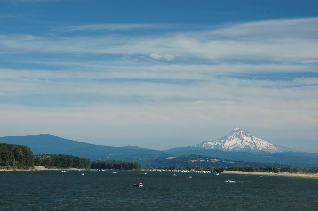 Mount Hood and Columbia River from Protland International Airport, Паркрос