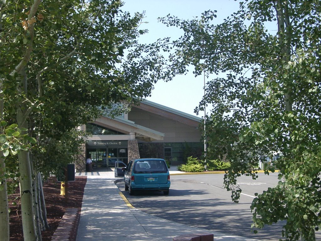 Roberts Field, Redmond International Airport, Редмонд