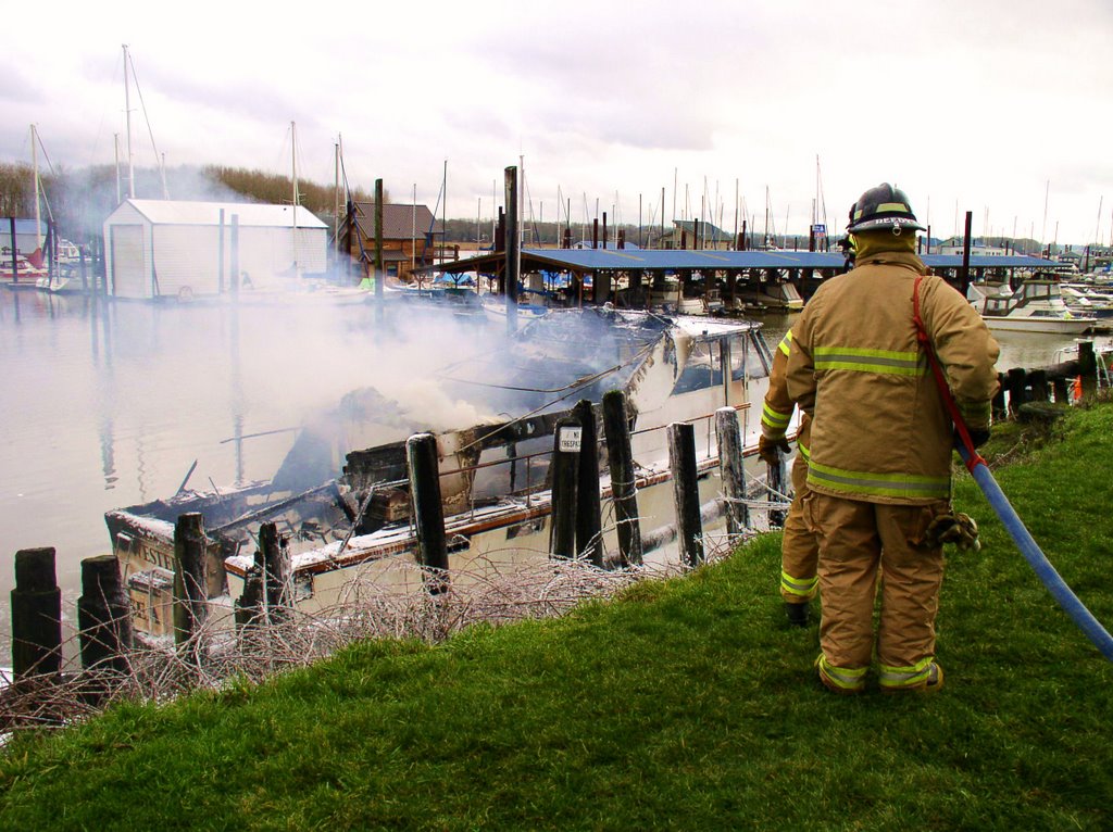 Boat Fire, Columbia River. The fire department sprays foam on a burning boat at St. Helens, Oregon., Сант-Хеленс
