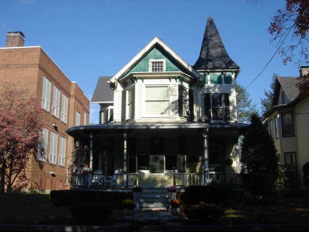 Victorian house on Thomas St in Stroudsburg, Pennsylvania on October 29, 2007, Строудсбург