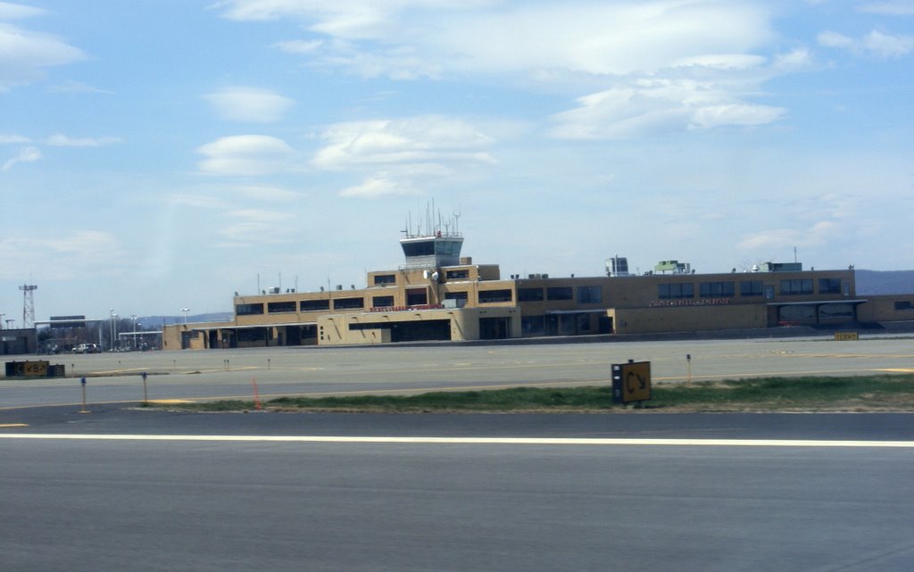 Wilkes-Barre/Scranton International Airport (KAVP/AVP) Control tower and old terminal, Авока