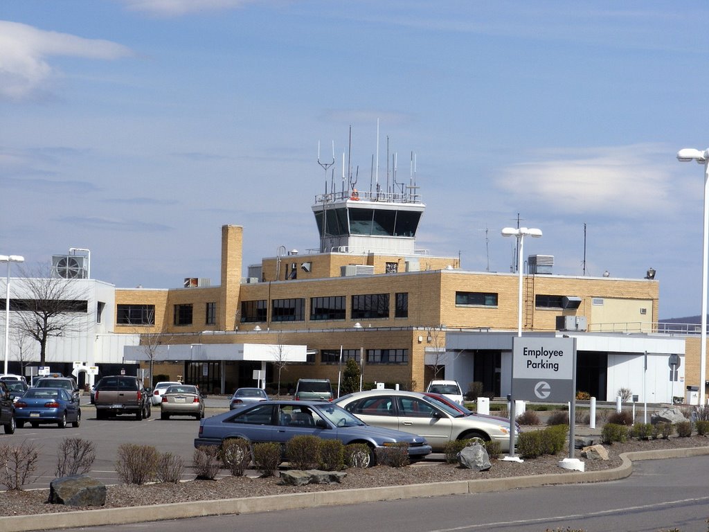 Wilkes-Barre/Acranton International Airport (AVP/KAVP) Control tower and old terminal, Авока