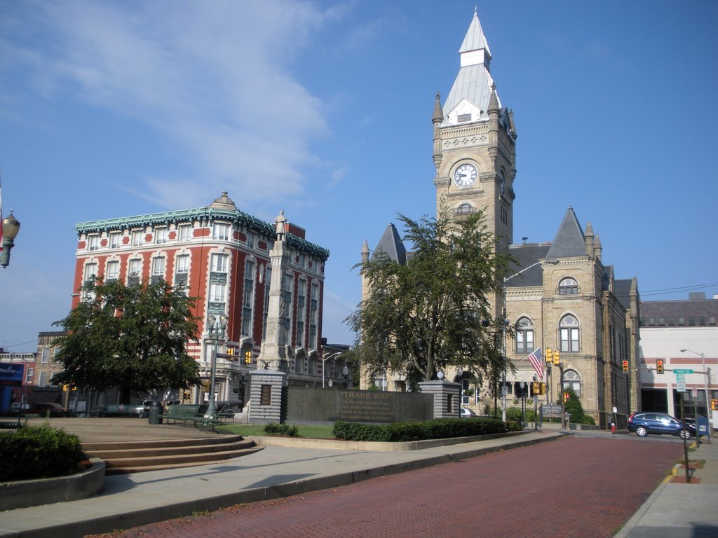 Lafayette Apartments & Butler County Courthouse across Diamond Park - Butler, PA, Батлер