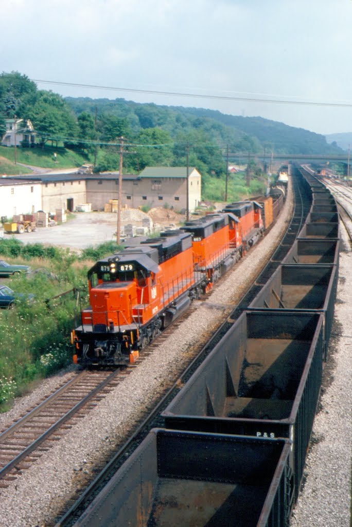 Westbound Bessemer & Lake Erie Railroad Freight Train at Butler, PA, Батлер