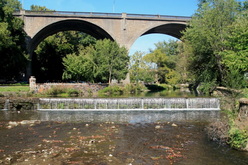 W. Broad St Bridge and Monacy Creek, Бетлехем