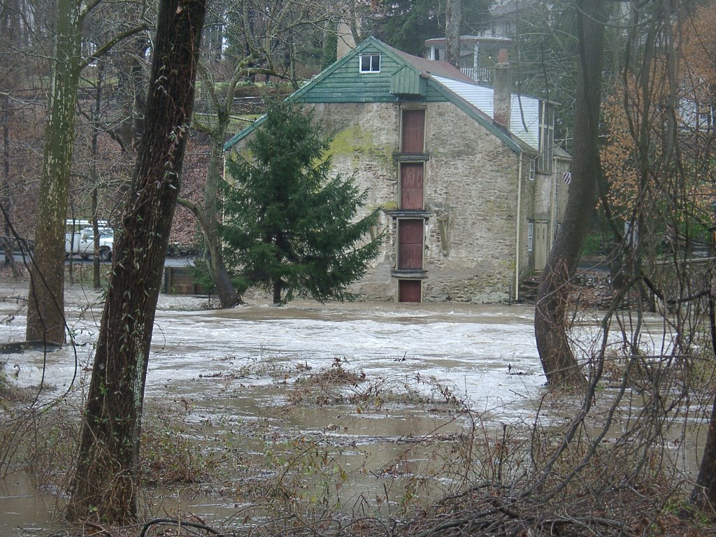 Pennypack Creek (foreground R to L) Floods Fetters Mill - Huntingdon Valley, PA - December 11, 2003, Брин-Атин