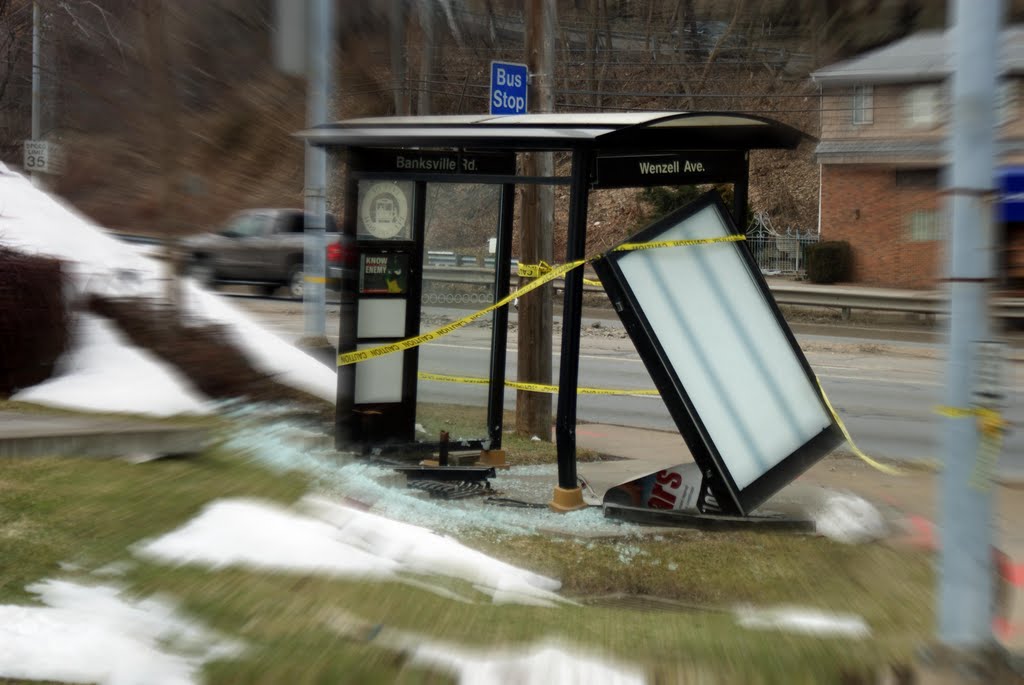 Smashed busstop, Грин-Три