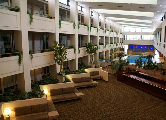 Scranton East Hotel & Convention Center- Hotel Atrium, Данмор