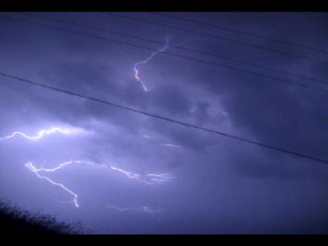 lightning in the sky above, Джонстаун