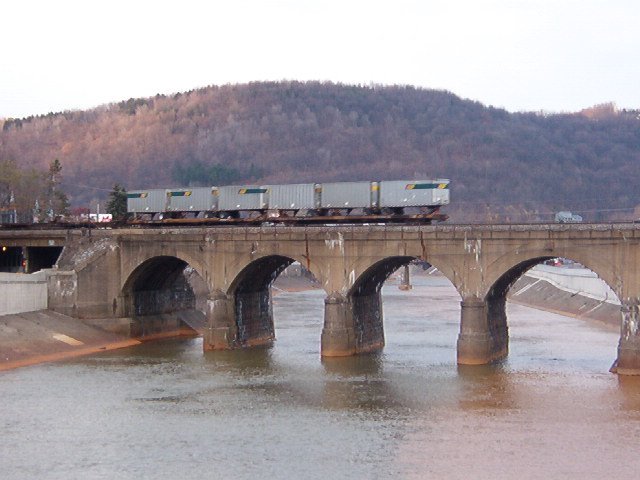 Johnstown Stone bridge train on bridge, Джонстаун