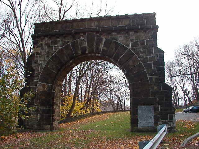 Johnstown Stone arch front, Джонстаун