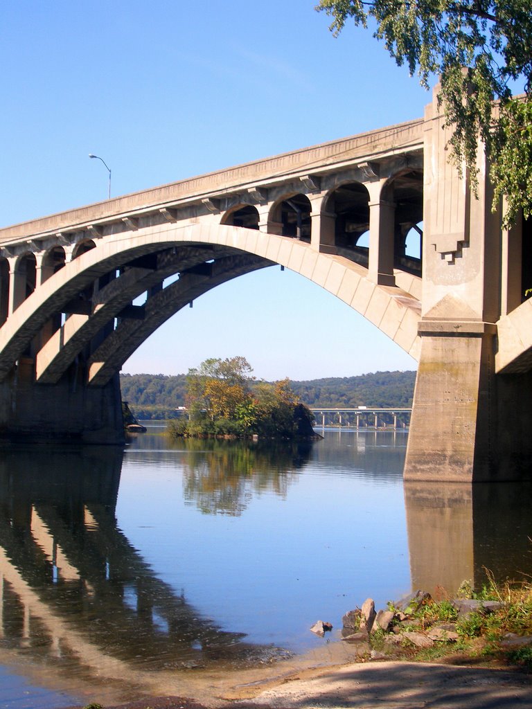 The Wrights Ferry Bridge through the arch, Ист-Проспект