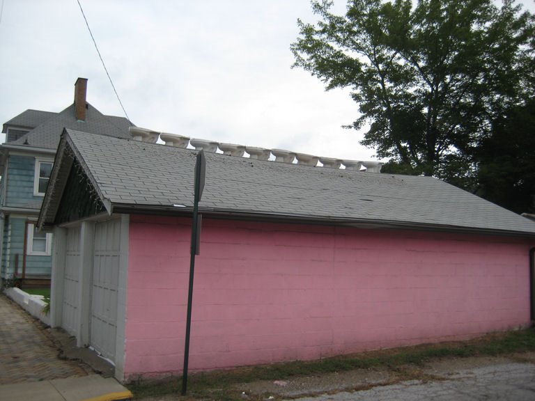Pink garage with toilets on the roof, Ист-Рочестер