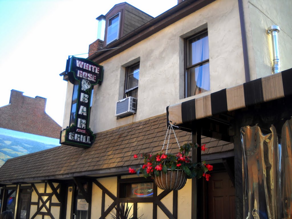 White Rose Bar & Grill, near the Historic Lincoln Highway, 48 North Beaver Street, York, PA 17401-1305, Йорк